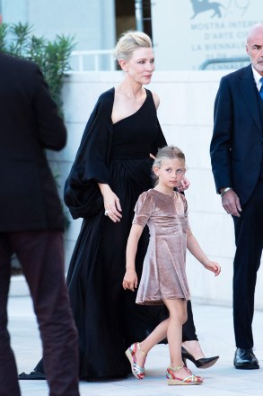 凯特·布兰切特和女儿伊迪丝·维维安·帕特里夏·厄普顿出席在意大利威尼斯举行的第 79 届威尼斯国际电影节 (Mostra) 闭幕式前的闭幕式红地毯2022 年 9 月 10 日。意大利威尼斯 - 2022 年 9 月 10 日闭幕式红地毯
